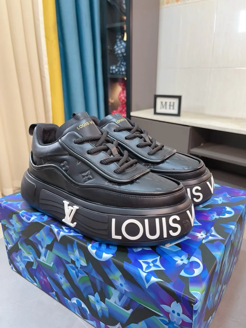 Men's men's shoes 💰560🌸🌸 LV style is novel and fashionable, the upper is made of imported cowhide + LV special materials! Super trendy design! It’s eye-catching! The leather is soft, delicate, shiny and translucent, showing the ultimate in pure handcraftsmanship, and the mesh is soft, comfortable and breathable! Size: 39-44 (38 45 customized)